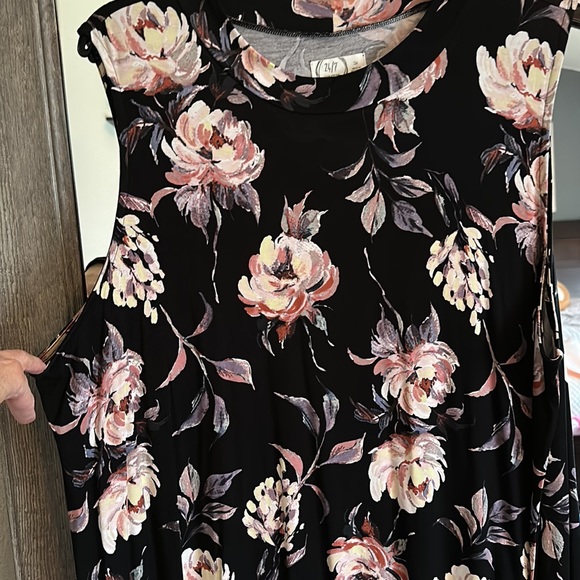 Maurice’s sleeveless dress. Lays really nice on! Beautiful flowers. Size 3X. - Picture 6 of 8